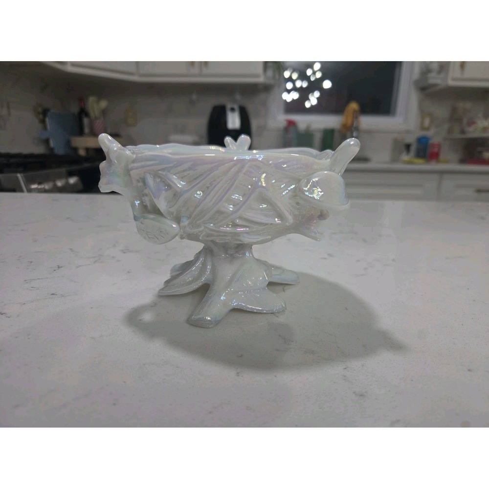 Westmoreland white opalescent Glass Bird Robin on Nest No Lid